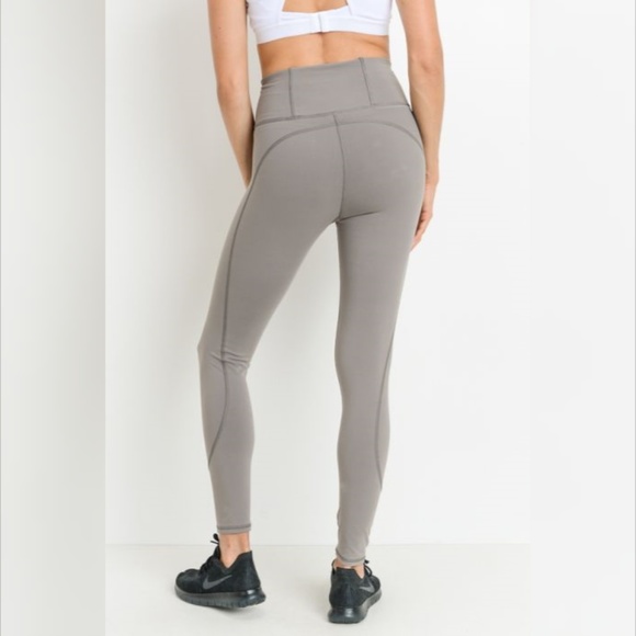 Highwaist Performance Essential Solid Leggings - Picture 3 of 6